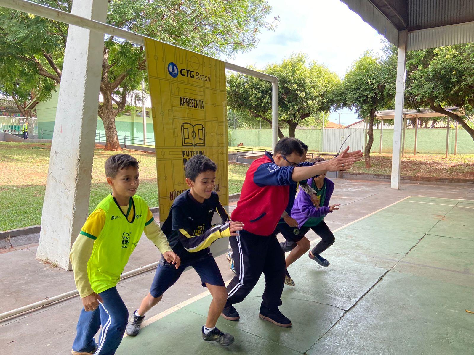 Driblando desafios: parceria entre CTG Brasil e Futebol de Rua beneficia crianças e jovens com esporte e capacitação profissional